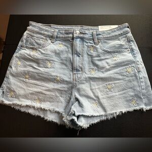 American Eagle Mom Stretch Light Blue Daisy Embroidered Denim Shorts size 8/29W